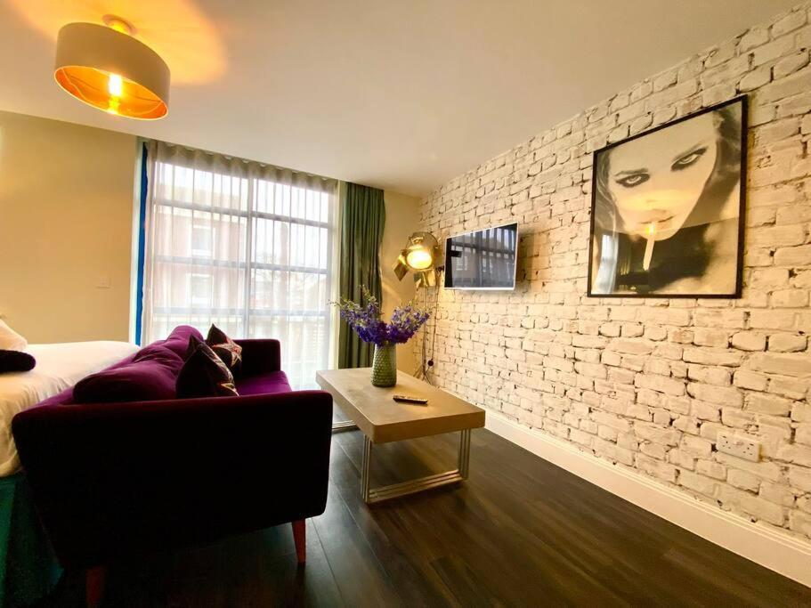 Stunning Apartment Suite - Free Parking & Wifi! 浦耳 外观 照片