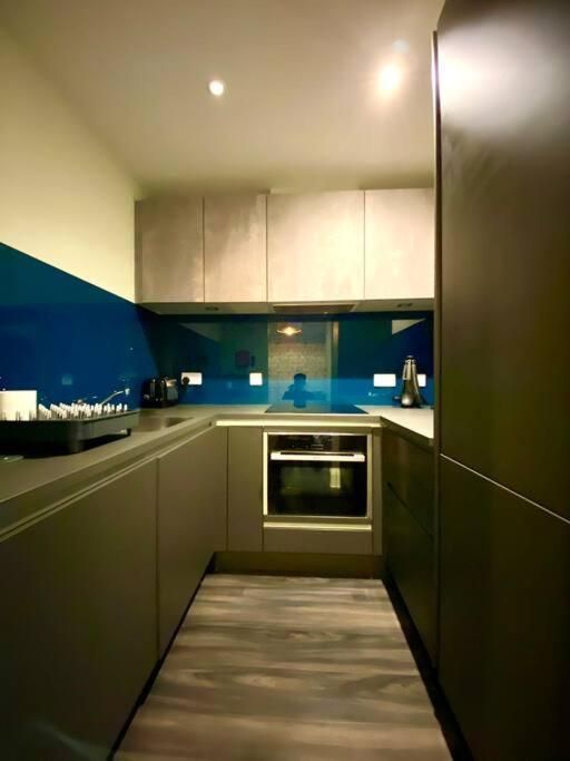 Stunning Apartment Suite - Free Parking & Wifi! 浦耳 外观 照片