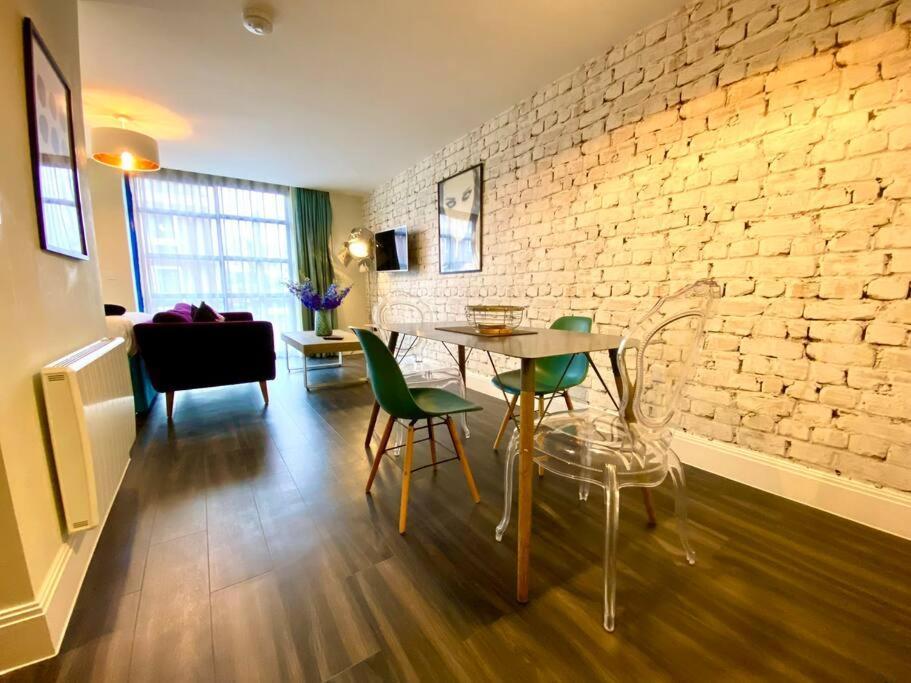 Stunning Apartment Suite - Free Parking & Wifi! 浦耳 外观 照片