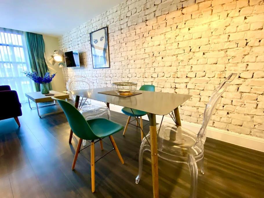 Stunning Apartment Suite - Free Parking & Wifi! 浦耳 外观 照片